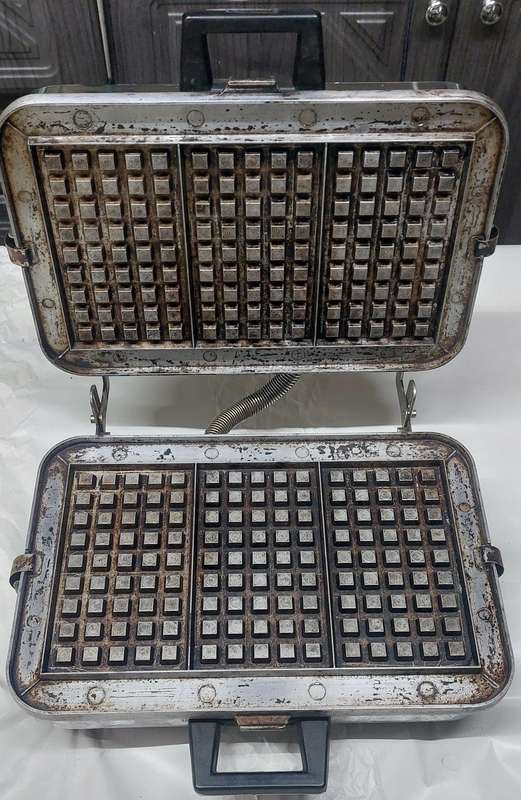 vintage large double sided very heavy 1960s pineware  waffle maker works 200%