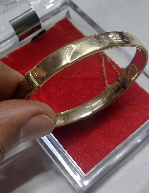 vintage 9ct gold metal core bracelet sold as per pictures has a minor dents see pictures