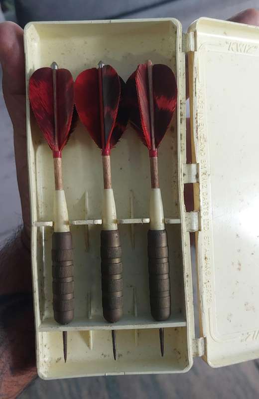 Vintage kwiz made in England darts Top condition.