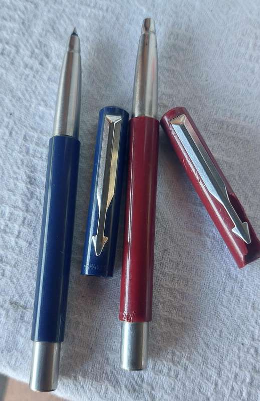 Vintage parker rollerball need refill red pen cap is damaged see pictures