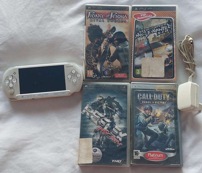 Ultra Rare ice white PSP STREET includes 4 games works 200%