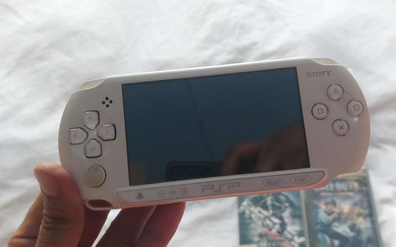 Ultra Rare ice white PSP STREET includes 4 games works 200%