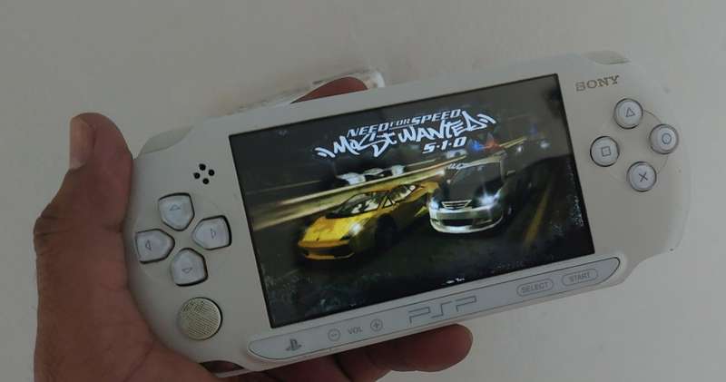 Ultra Rare ice white PSP STREET includes 4 games works 200%