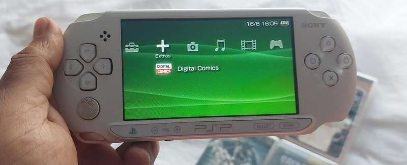 Ultra Rare ice white PSP STREET includes 4 games works 200%