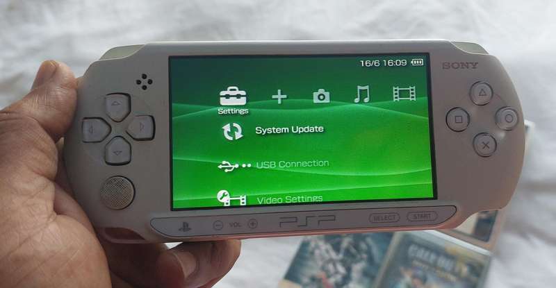 Ultra Rare ice white PSP STREET includes 4 games works 200%