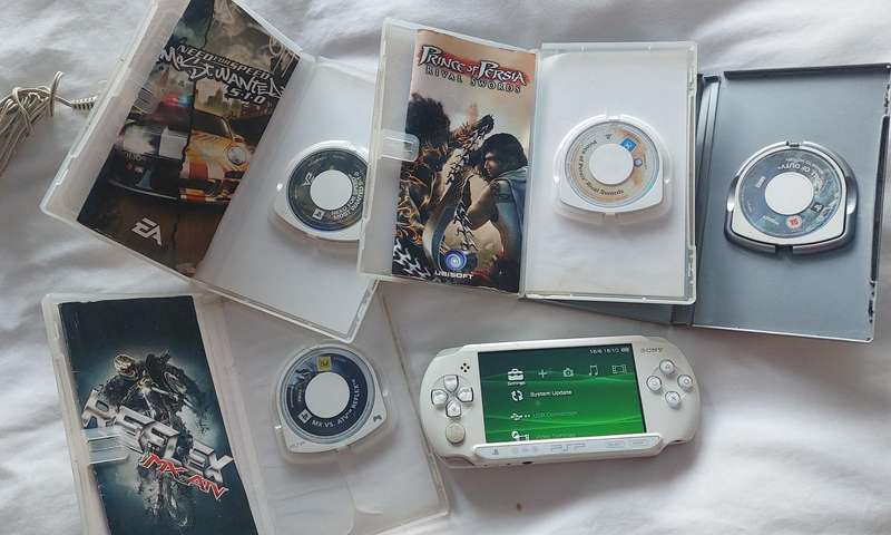 Ultra Rare ice white PSP STREET includes 4 games works 200%