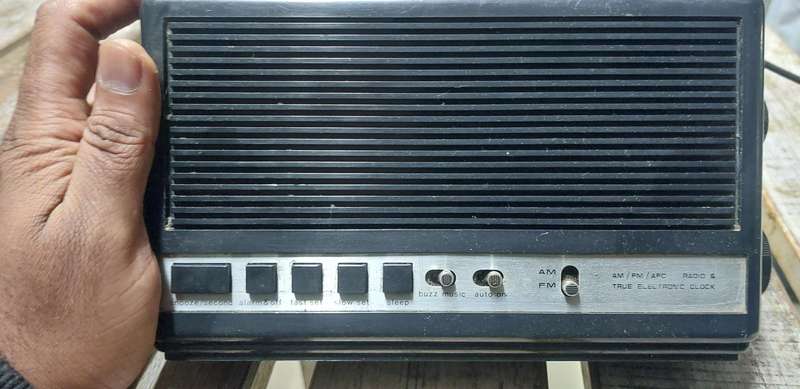 ultra rare clock radio works 200% plug changed from international to test