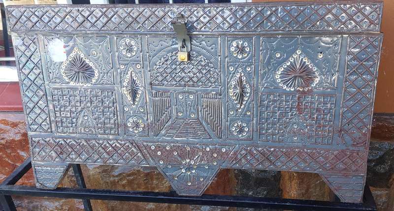 Large vintage metal and wood chest 800 x 450x 400 mm check related stuff also on auction