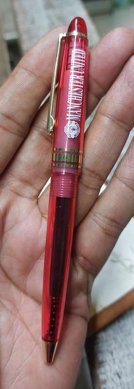 Vintage Manchester United fan pens bid per pen