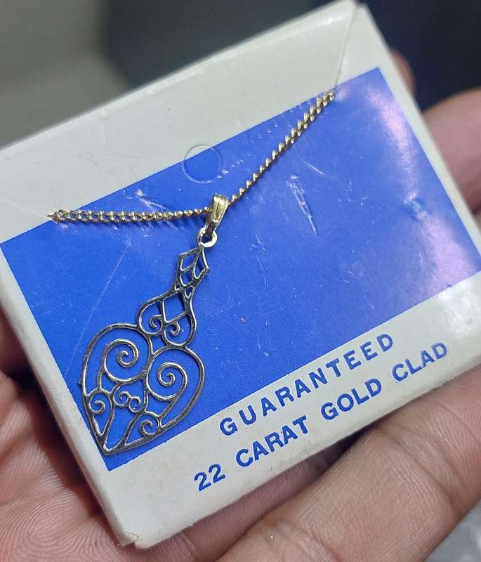 vintage neck chain absolutely stunning unsure of material nice weight.