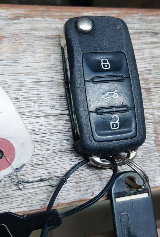 Oem vw 3 button key with battery can be used for case