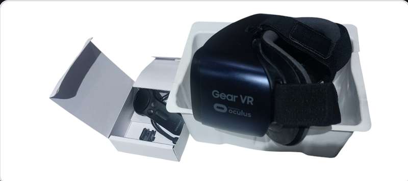 SAMSUNG GEAR VR OCULUS WITH REMOTE AND 2 X ATTACHMENTS MICRO AN C DRIVE