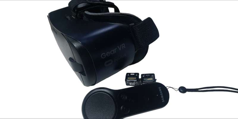 SAMSUNG GEAR VR OCULUS WITH REMOTE AND 2 X ATTACHMENTS MICRO AN C DRIVE