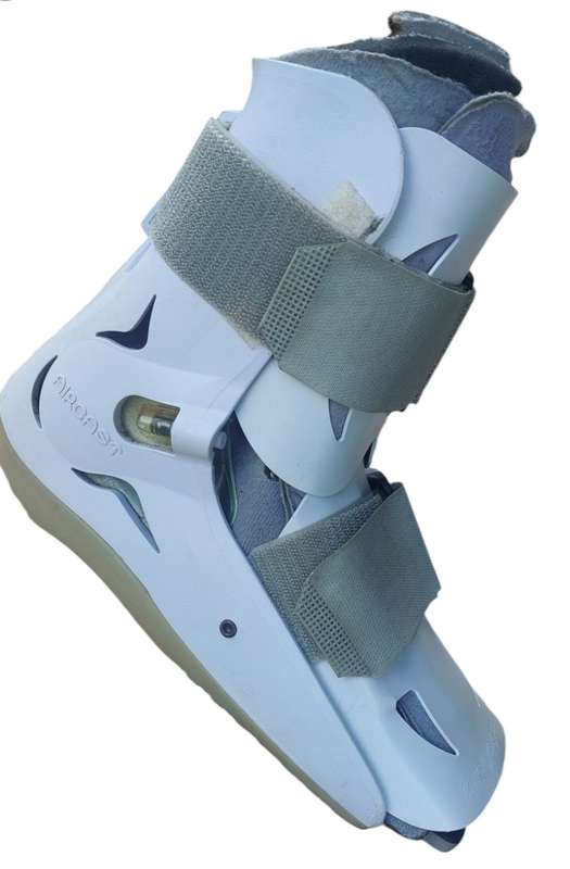 TOP CONDITION medical aircast boot size small include pump to inflate and deflate