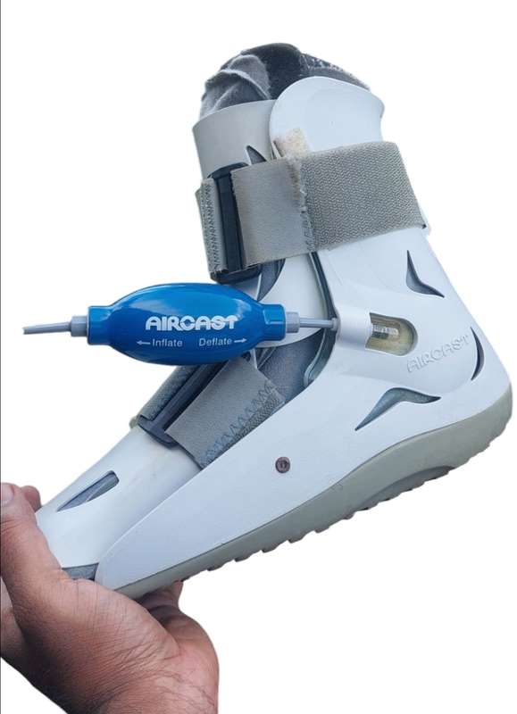 TOP CONDITION medical aircast boot size small include pump to inflate and deflate