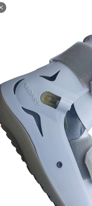 TOP CONDITION medical aircast boot size small include pump to inflate and deflate