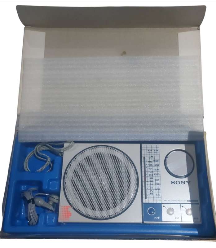 TIME CAPSULE WITH ASSESSORIES VINTAGE ONE IN A MILLION SONY BOXED FM RADIO NEW