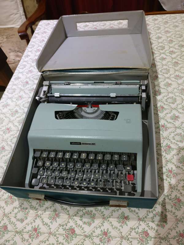 Olivetti Lettera 32 portable typewriter