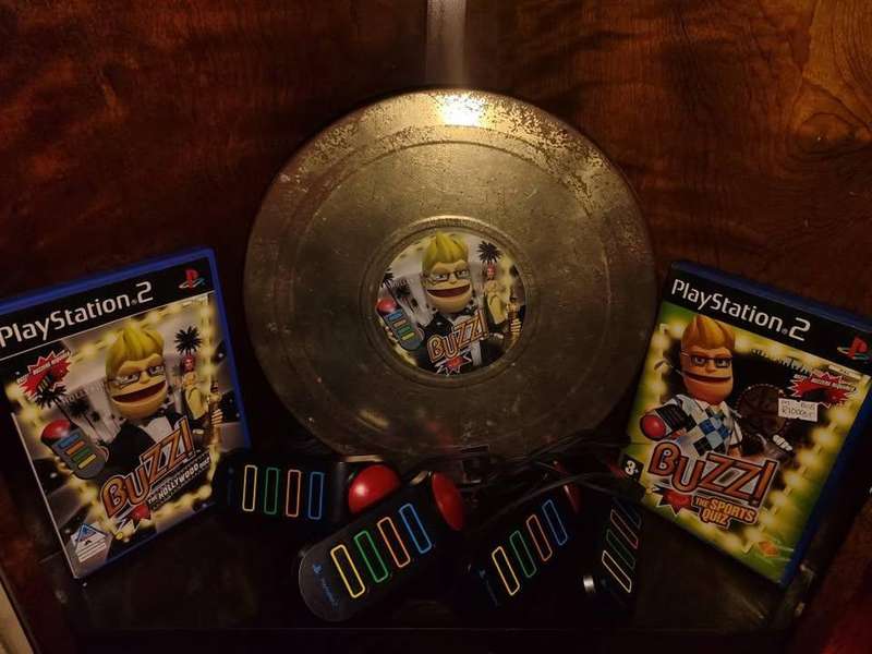 Buzz Hollywood Quiz Press Kit, Buzz Controllers and 2 Game Bundle for PlayStation 2 PS2