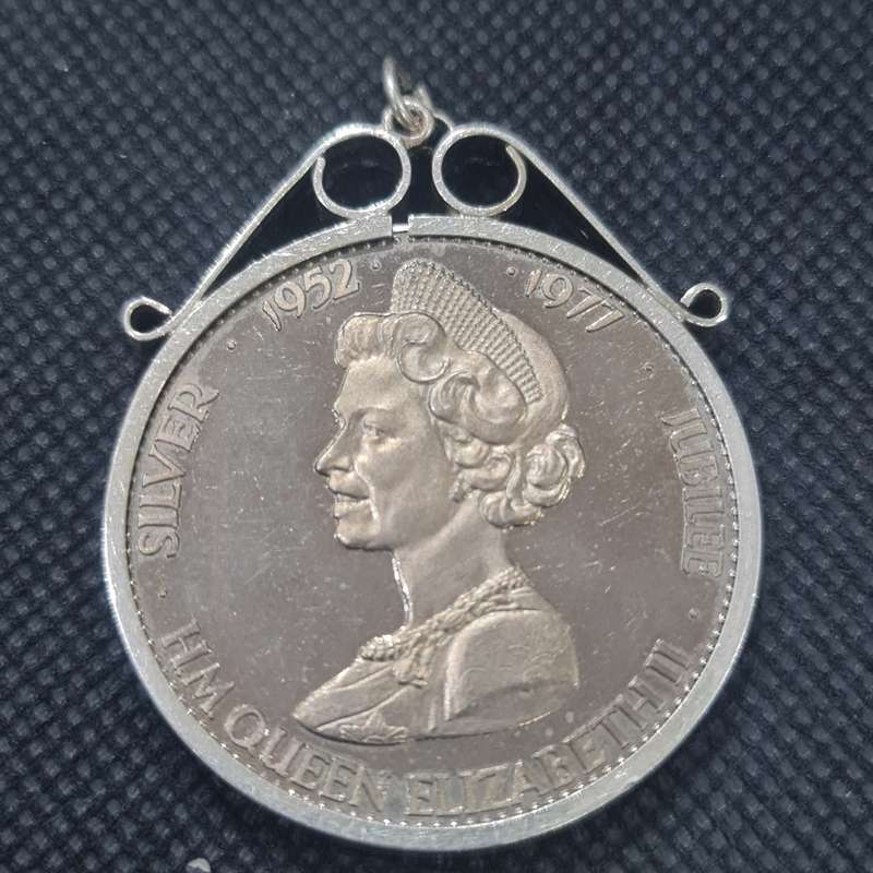 1952 To 1977 SILVER JUBILEE OUEEN ELIZABETH II PENDANT