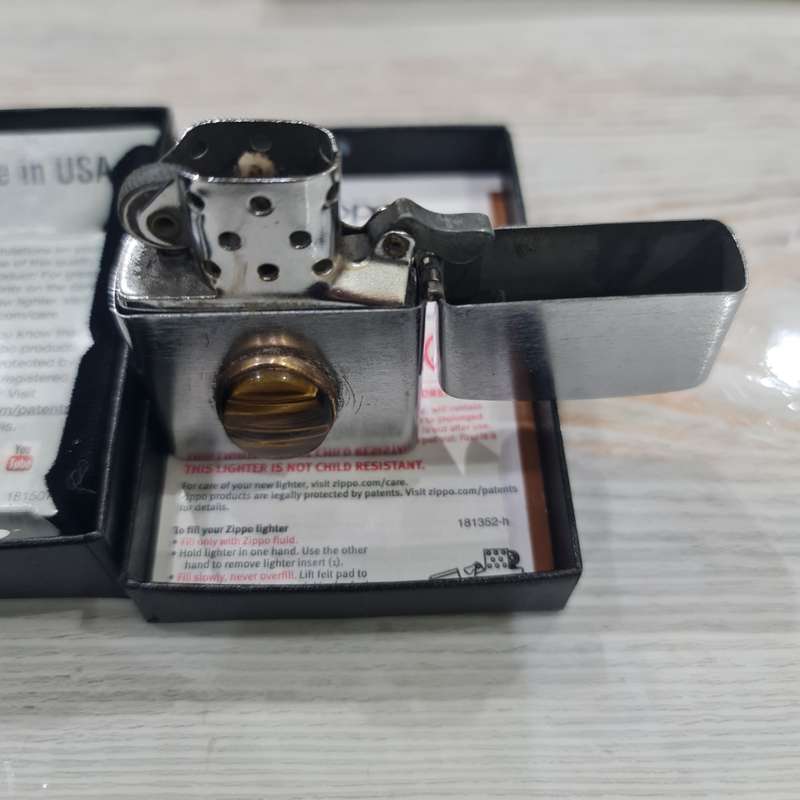VINTAGE COLLECTORS ZIPPO LIGHTER WITH TIGERS EYE STONE