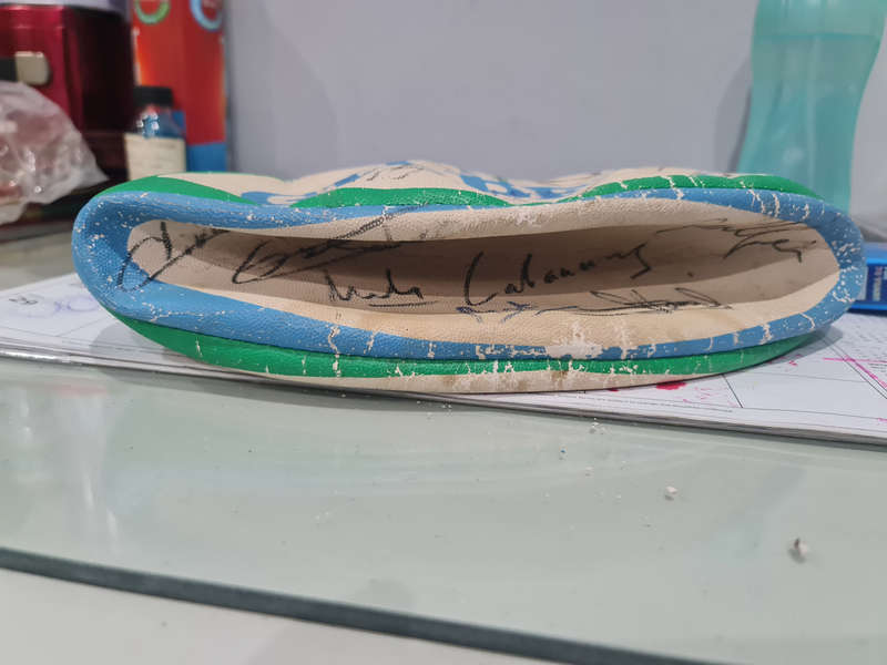 GILBERT RUGBY BALL SIGNED BY THE FRENCH RUGBY TEAM 1995 WORLD CUP