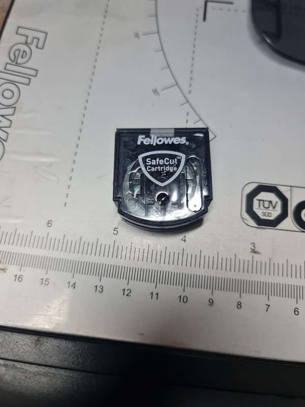 FELLOWES NEUTRON PLUS PAPER TRIMMER