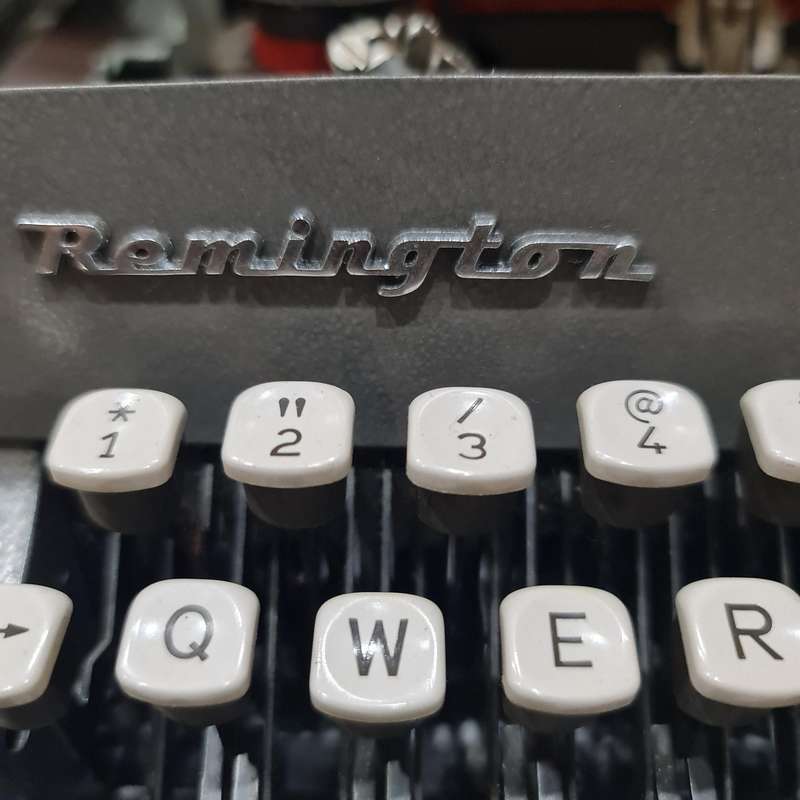 VINTAGE RIMINGTON TYPEWRITER