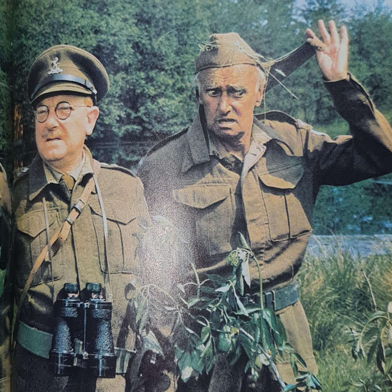 DADS ARMY. COMPLETE SERIES ON DVD . INCLUDES THE BOOK.