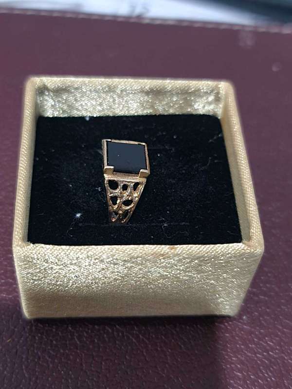 9ct BLACK STONE MANS RING