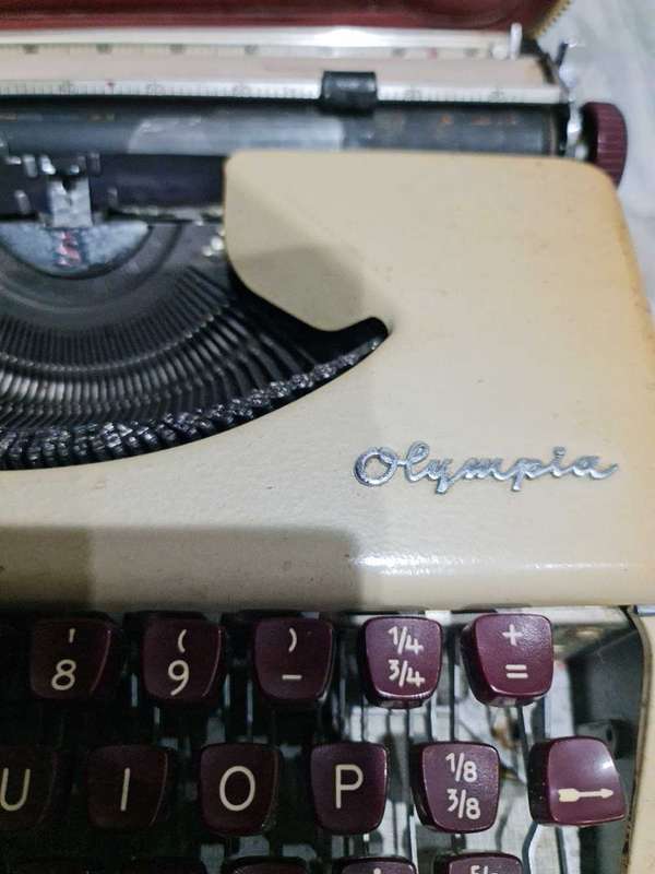 VINTAGE OLYMPIA PORTABLE TYPEWRITER