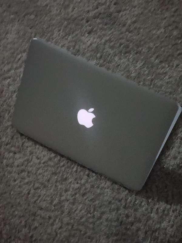 MACBOOK EARLY 2015 CORE I5 256SSD OS CATALINA
