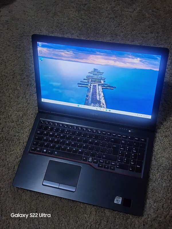 SIemens fujistu Lifebook U7510 core i5 10th gen 512gig ssd 8gig ram windows 11pro 24h2