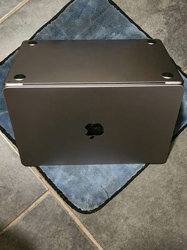 MacBook Air 2022 M2 256nvme 8gig ram