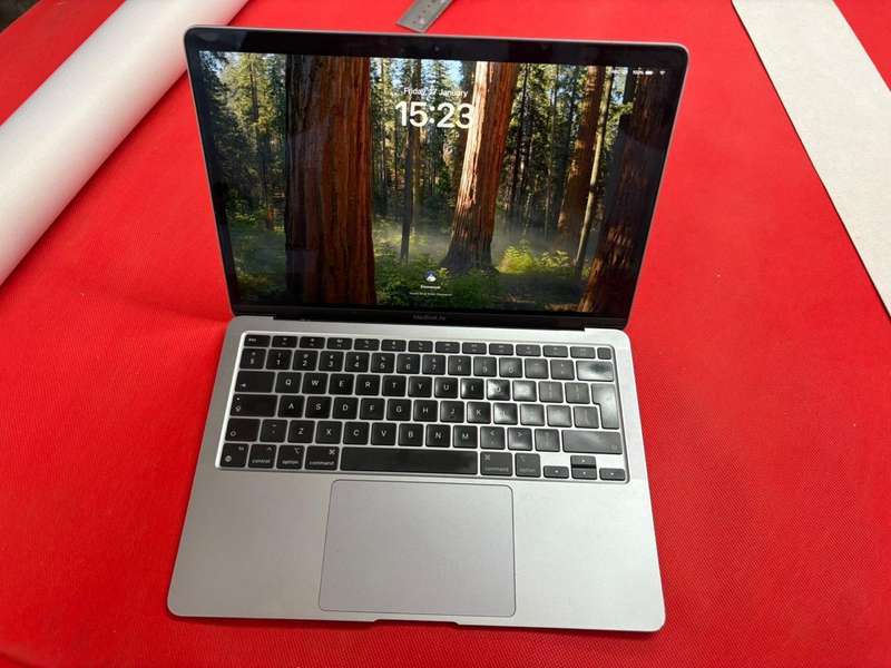 MacBook Air M1 2020 256nvme 8gig ram MacOs Sequoia