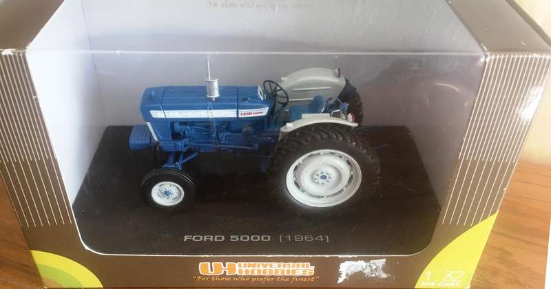 Ford 5000 Tractor Universal Hobbies 1-32 Scale Boxed (New Condition)