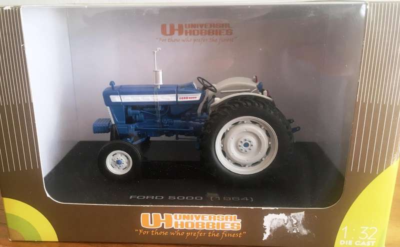 Ford 5000 Tractor Universal Hobbies 1-32 Scale Boxed (New Condition)