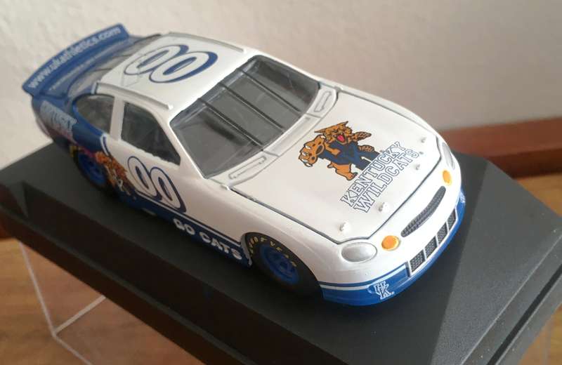 Ford Taurus 1995 Nascar #00 Johnny Lightning White & Blue Boxed 1-43