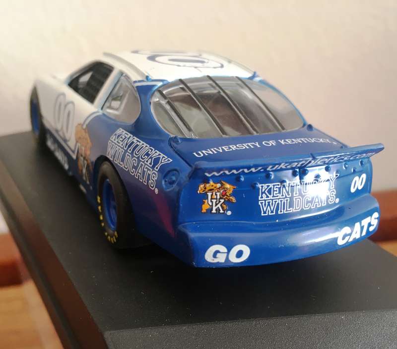 Ford Taurus 1995 Nascar #00 Johnny Lightning White & Blue Boxed 1-43