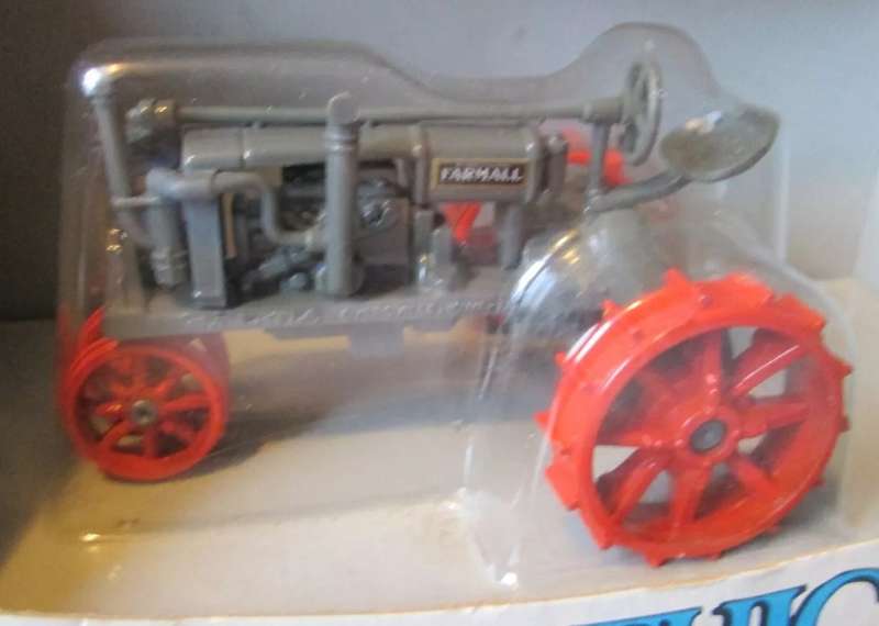 McCormick Deering Farmall Ertl 1987 1-43