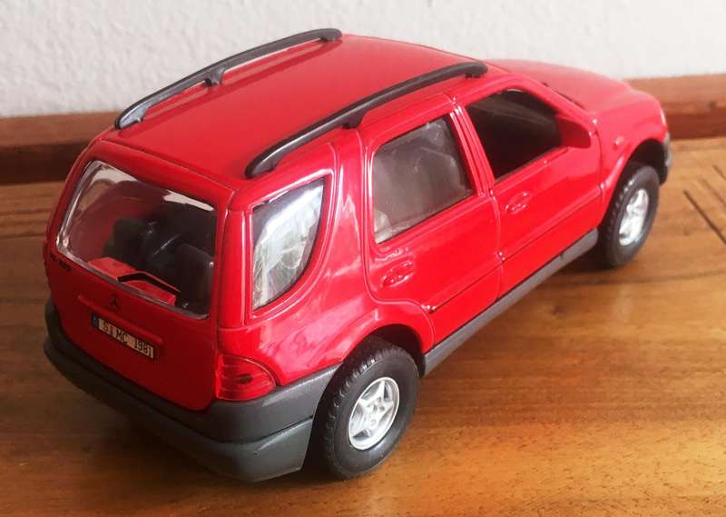 Mercedes Benz M Class Welly Red 1-32 No Box