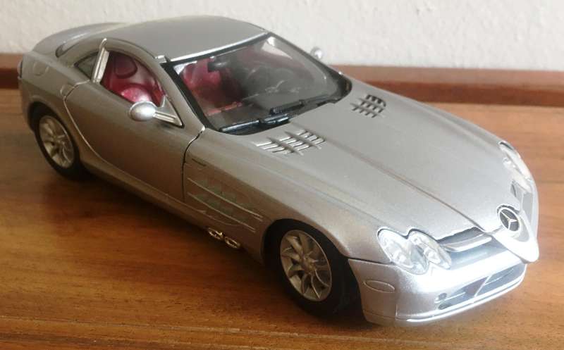 Mercedes Benz SLR Motormax Silver 1-24 No box