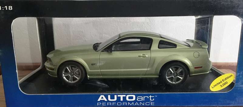 Mustang 2005 GT Auto Art Met.Green 1-18 Boxed