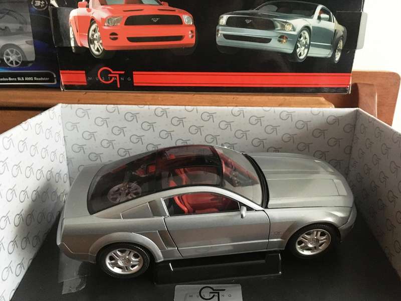 Mustang 2005 GT Beanstalk Silver 1-18 Boxed