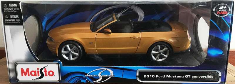 Mustang 2010 GT Cabrio Maisto Gold 1-18 Boxed