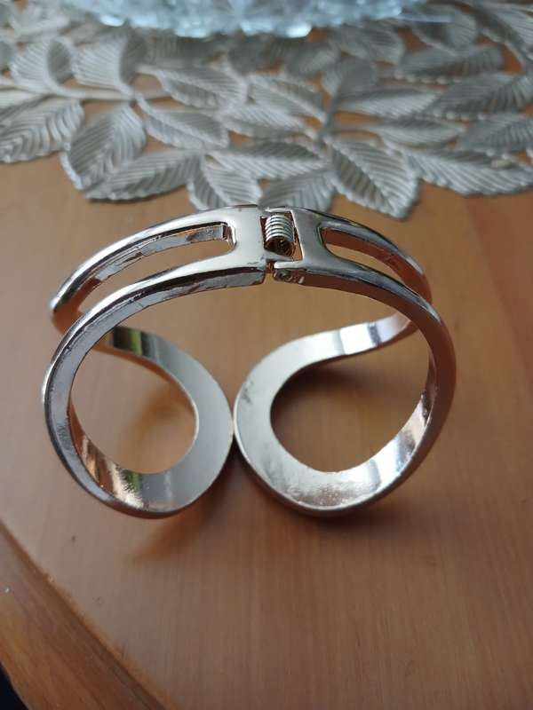 Gold Clasp Bangle
