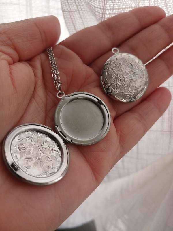 1Pc Stainless Steel Locket Flower Pendant Necklace with Extra Locket Pendant