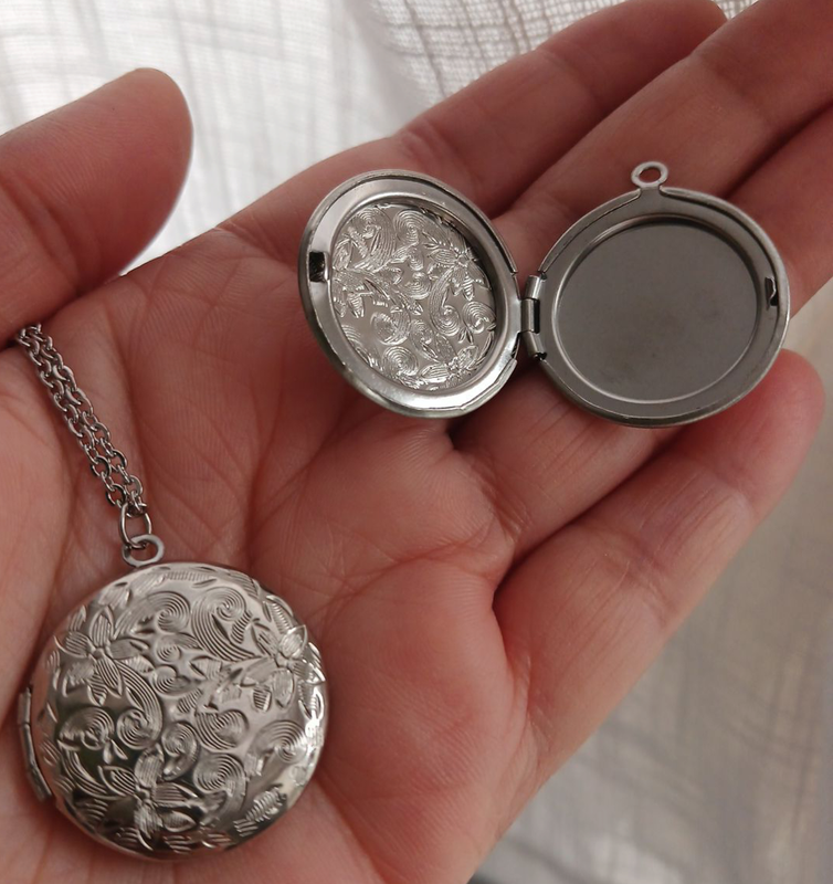 1Pc Stainless Steel Locket Flower Pendant Necklace with Extra Locket Pendant