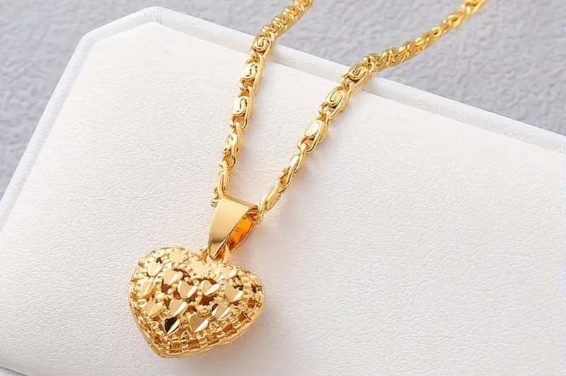 Elegant Classic Heart Pendant Necklace Gold Plated