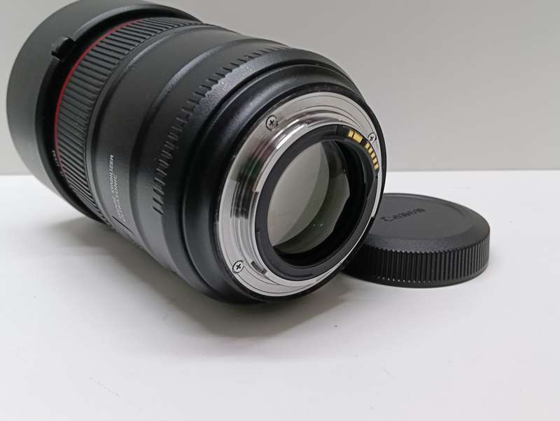 Canon EF 85mm F/1.4 L IS USM lens
